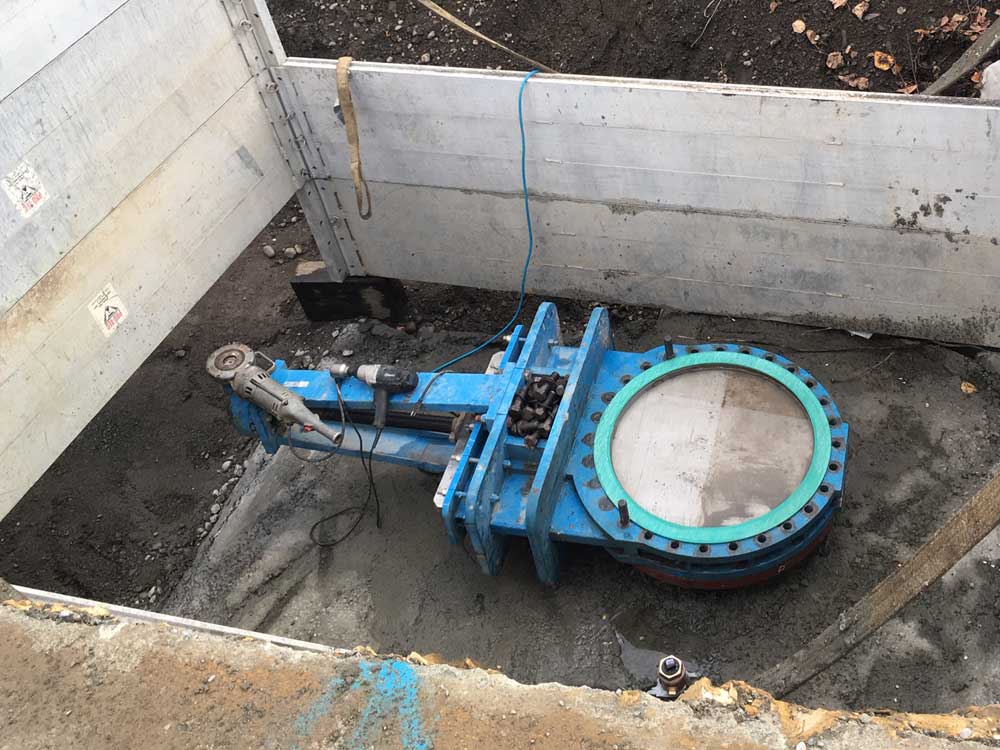 30" Hottap and Linestop temporary valve is ready for work in Anchorage, AK.